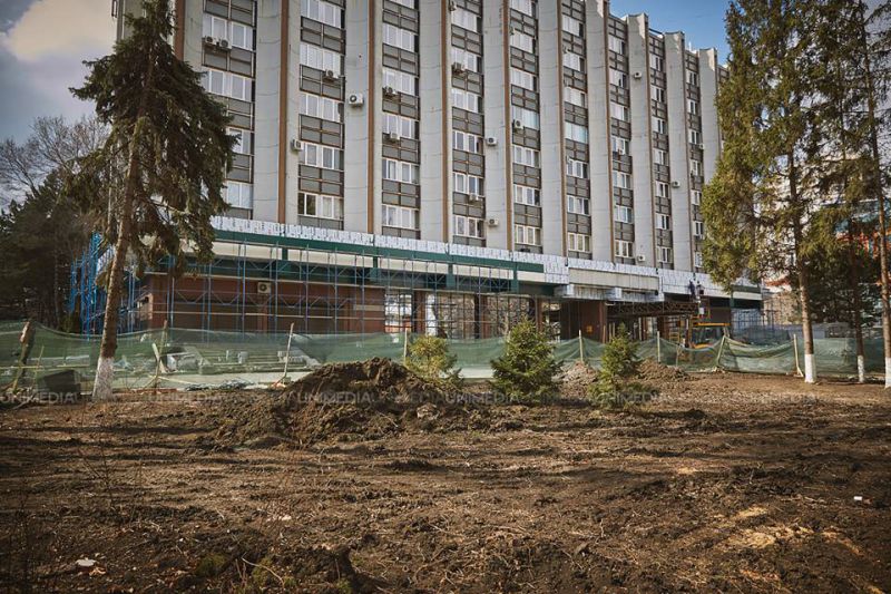 В Доме профсоюзов проводится ремонт и благоустройство территории