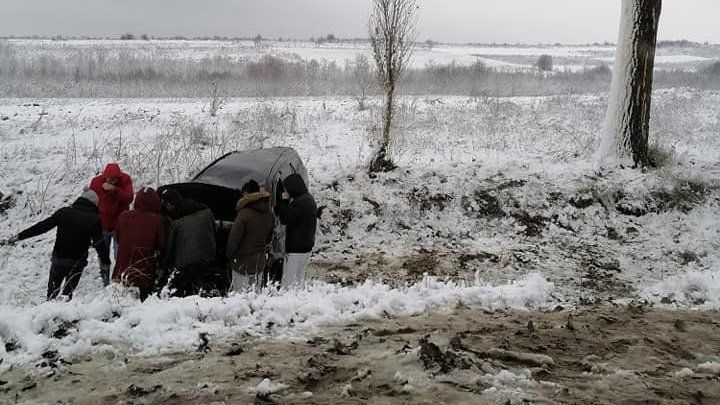 В Резинском районе автомобиль съехал в кювет и перевернулся