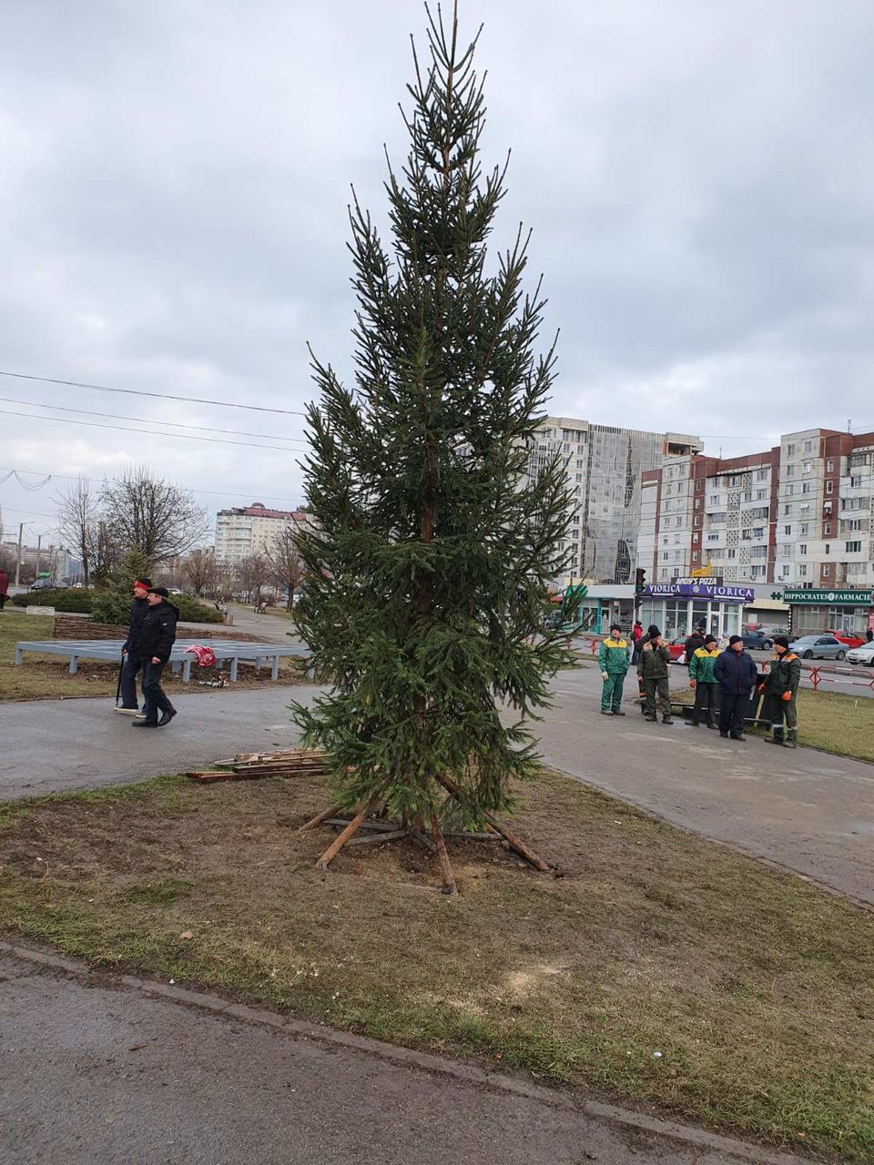 На Чеканах установили елку и сцену