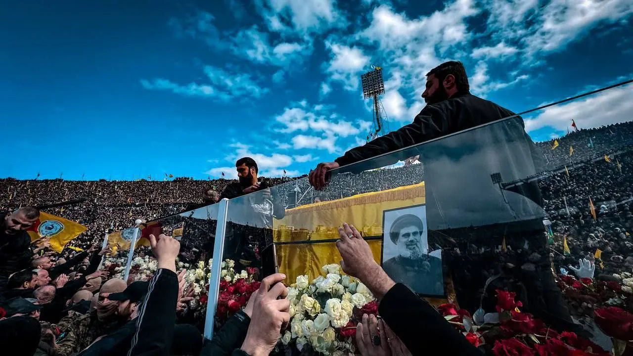 Zeci de mii de oameni au participat la înmormântarea liderului ucis al Hezbollah, Hassan Nasrallah