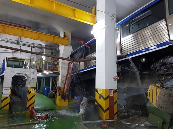 В румынском метро два вагона сошли с рельсов
