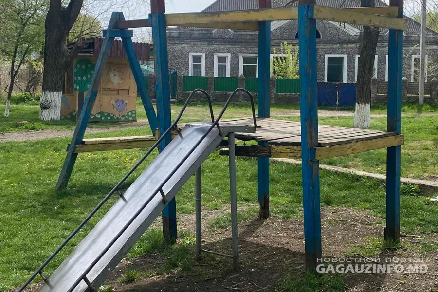 Родители в Вулканештах о состоянии детских площадок: Источник опасности