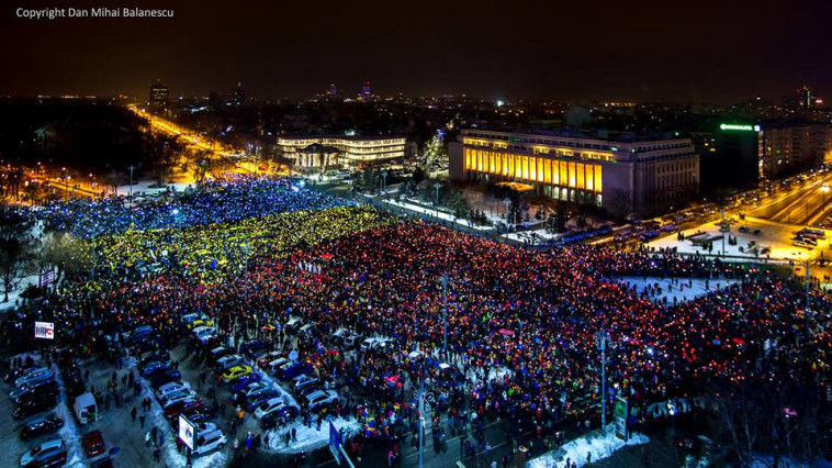 Un steag uman imens a fost format de protestatarii din Piaţa Victoriei în a 13-a zi de proteste