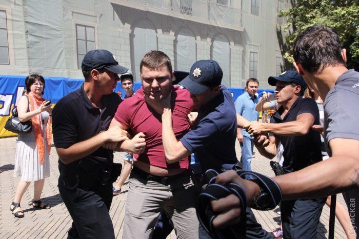 Савченко пытались закидать яйцами в Одессе