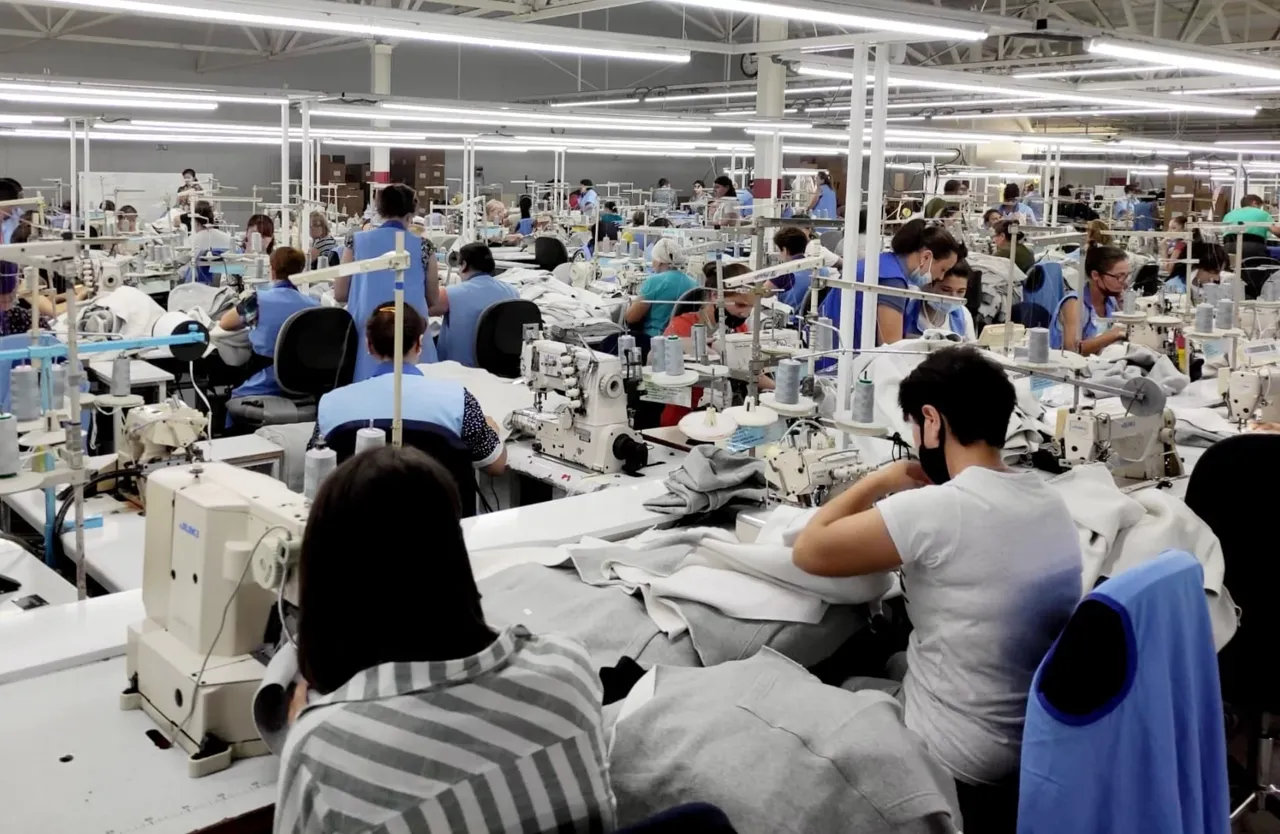 На фабрике в Тараклии запустили пошив одежды для бренда Lacoste