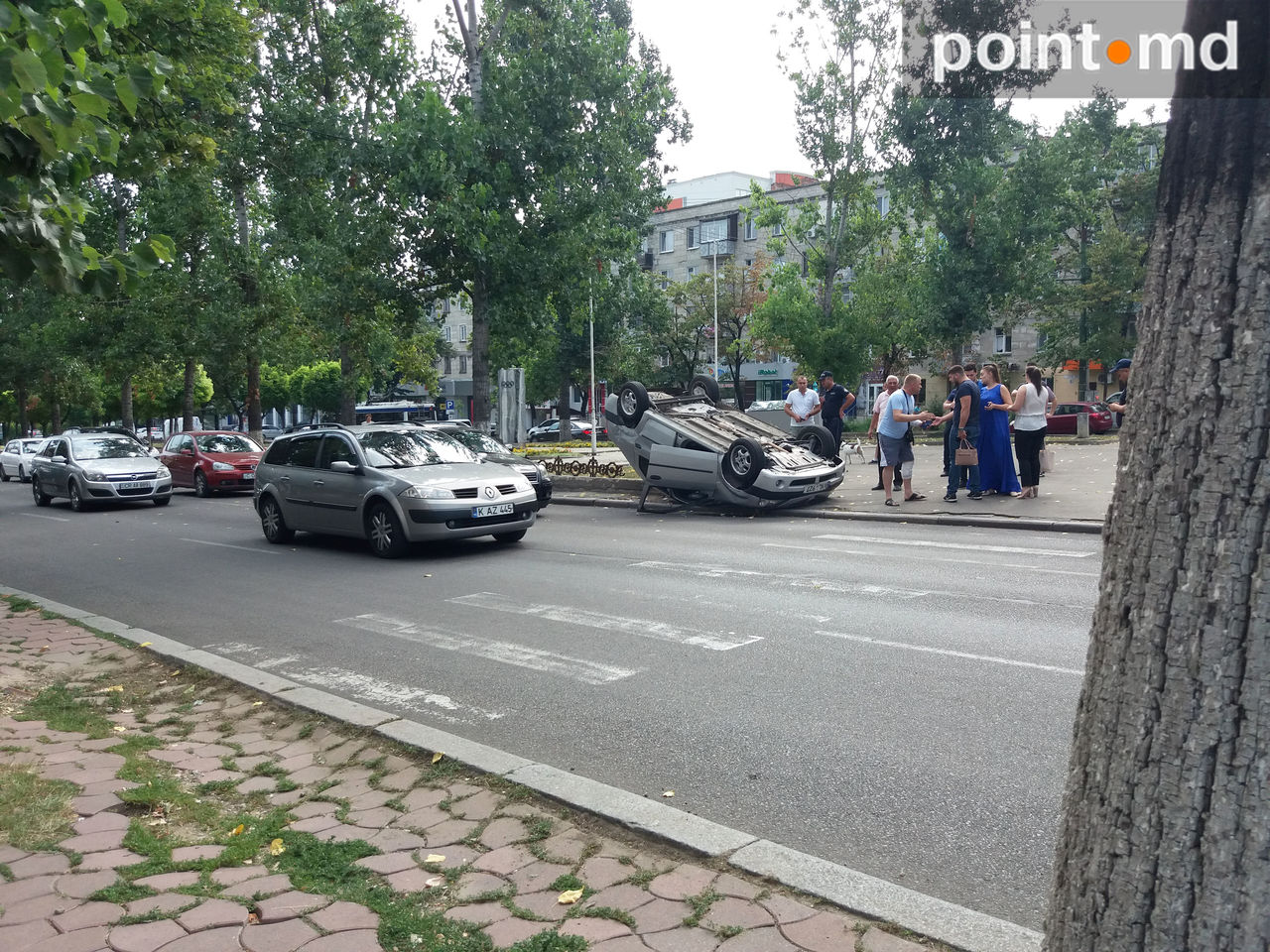 Accident teribil în Capitală: O Dacia Logan s-a răsturnat
