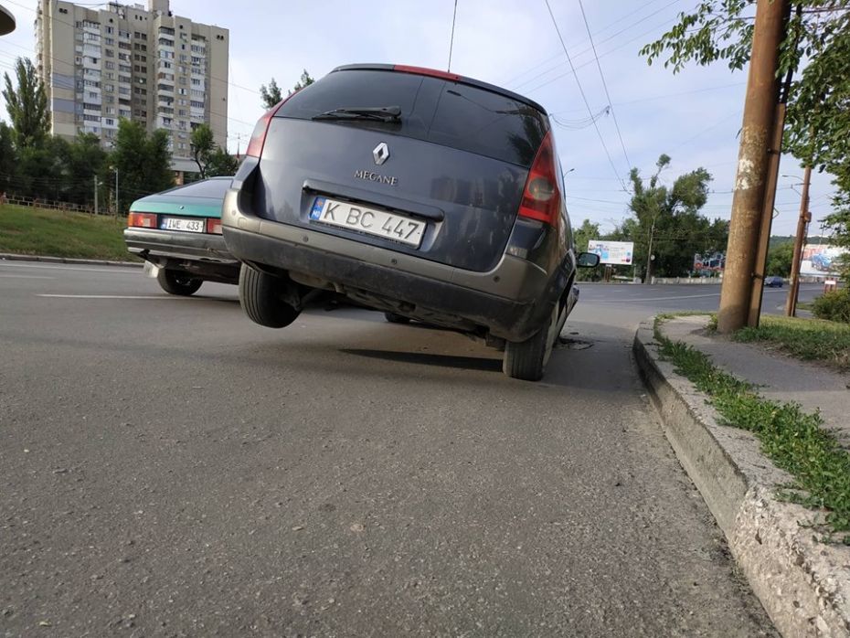 В Кишиневе водитель угодил колесом в злополучную яму и застрял