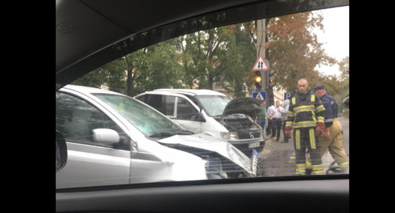 В центре столицы произошла авария с участием четырех автомобилей