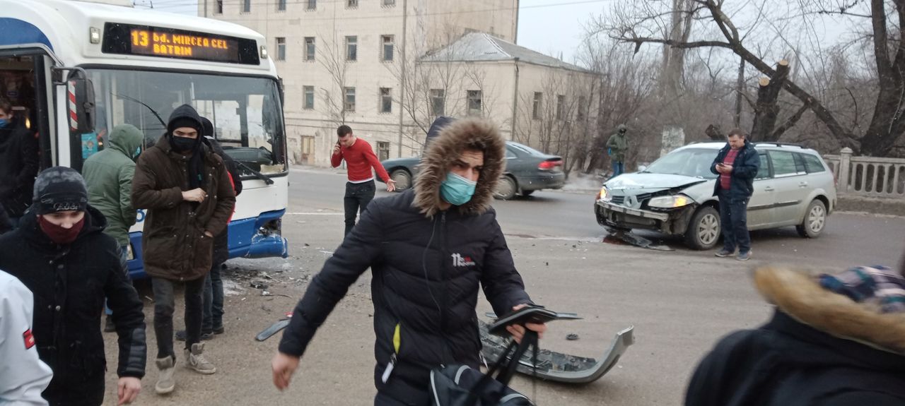В столице произошло ДТП с участием троллейбуса и легкового автомобиля