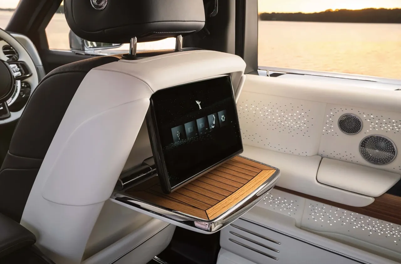 Rolls-Royce представил эксклюзивную версию Phantom в морском стиле