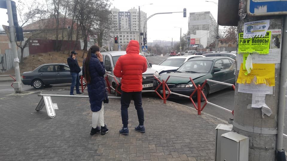 Момент столкновения трех автомобилей в Кишиневе попал на видео