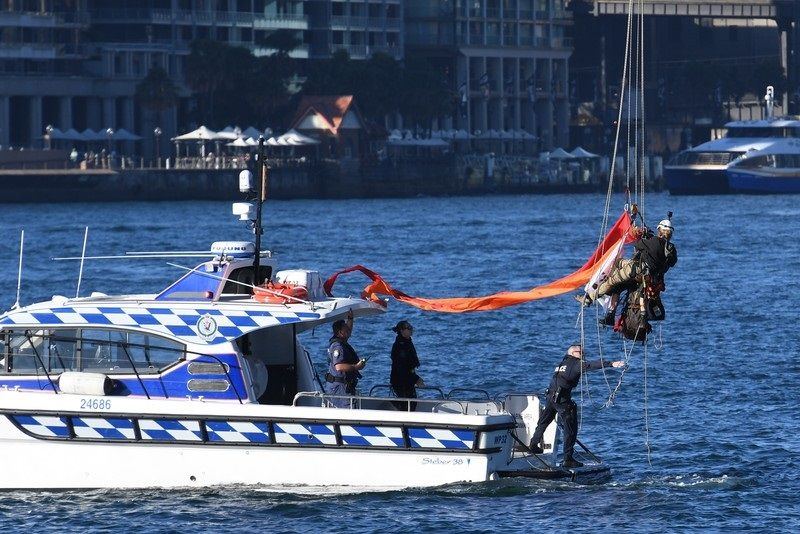 В Австралии 13 активистов Greenpeace привязали себя к мосту
