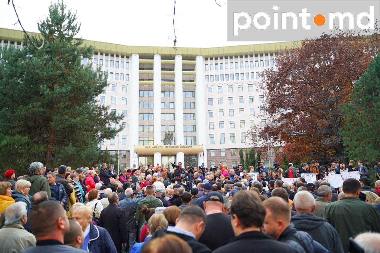 Перед парламентом протестовали сторонники блока ACUM