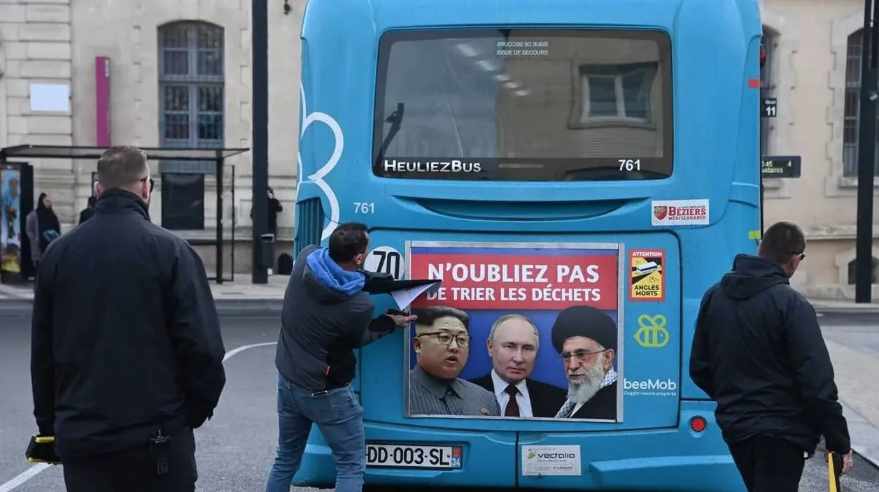 Un oraș din Franța a oprit o campanie publicitară care îi compara pe Putin, Kim și Khamenei cu gunoiul