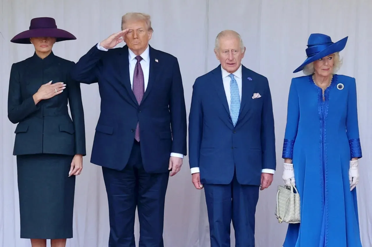 Melania Trump a încălcat protocolul regal în timpul vizitei sale în Marea Britanie