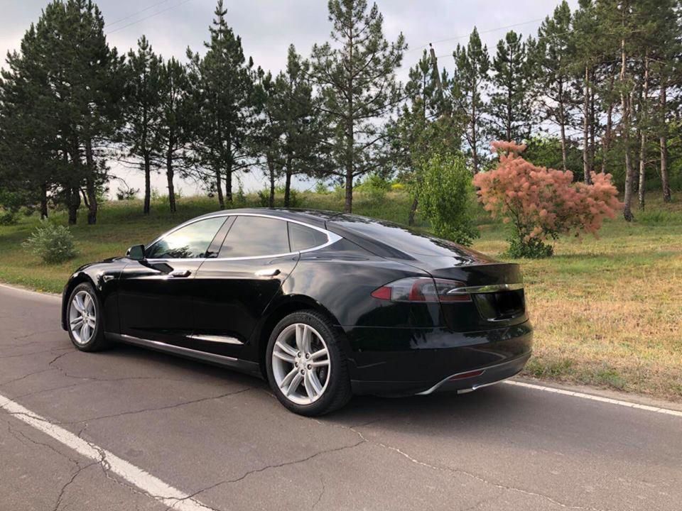 Габурич рассказал, где заряжает свою Tesla и по каким дорогам ездит