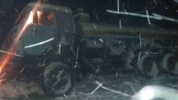 Un camion încărcat cu combustibil a ajuns în şanţ pe traseul Chişinău-Bălţi. Geniștii Armatei Naționale au sărit în ajutor