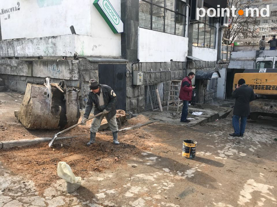 У жилого дома на Рышкановке началось строительство коммерческой пристройки