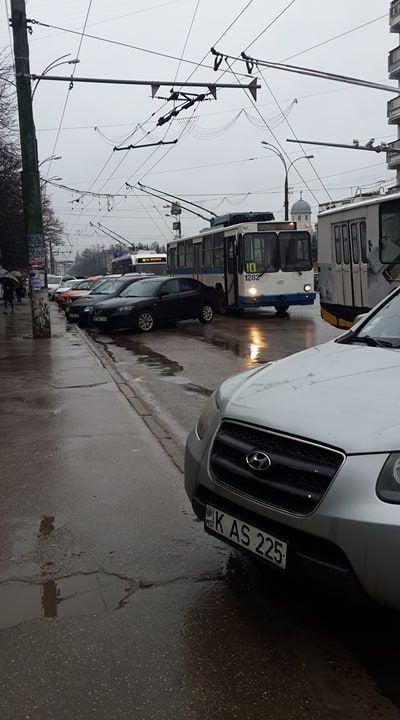 Сломавшееся авто парализовало движение троллейбусов на Рышкановке