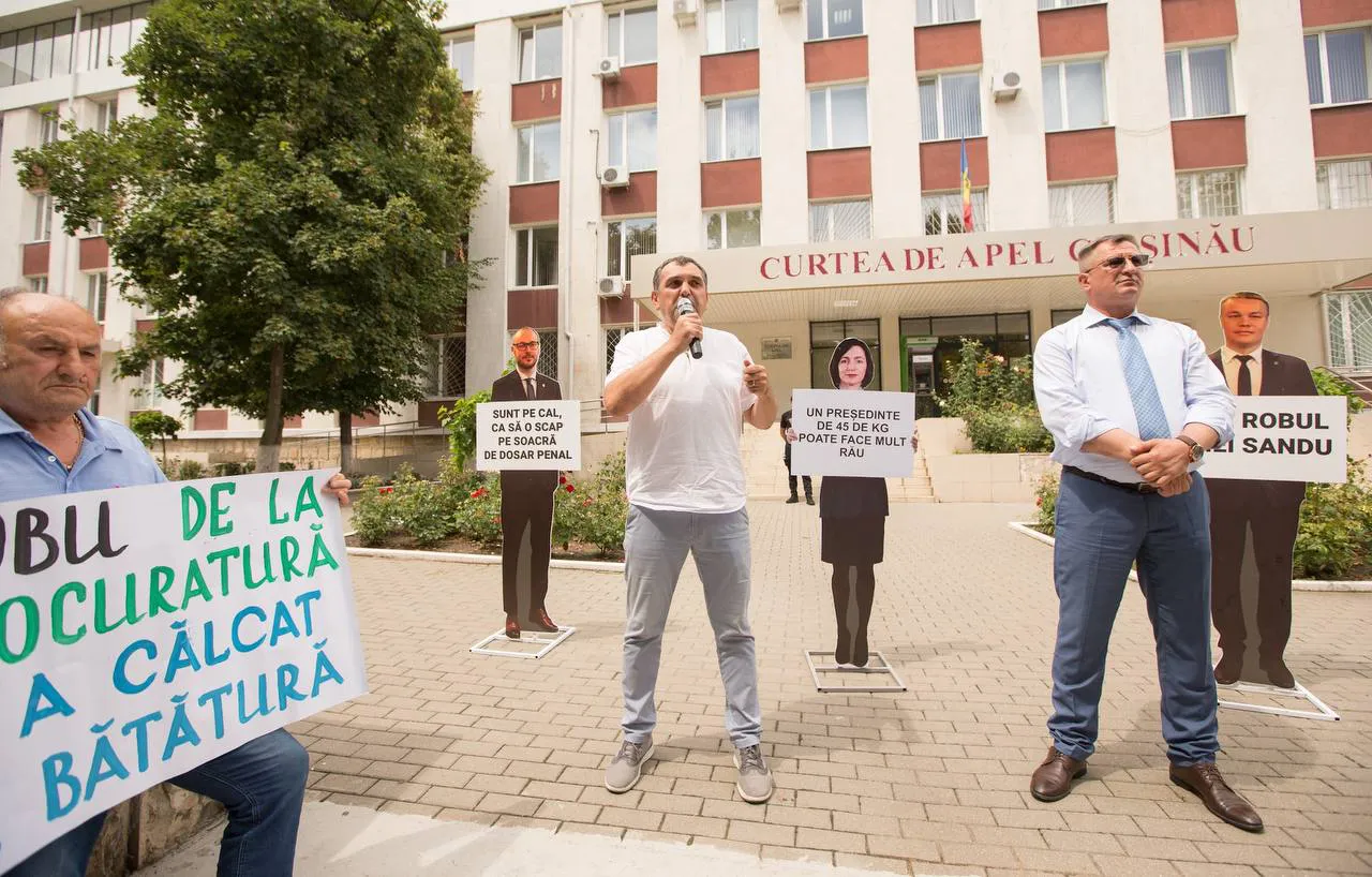 Сторонники Шора, протестуя у здания АП, принесли макеты Санду, Робу и Литвиненко