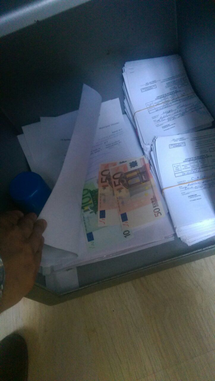 Imagini din oficiile companiilor de creditare percheziționate. Ce au găsit oamenii legii