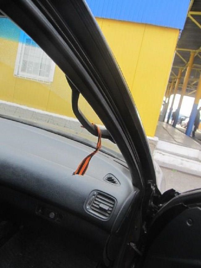 Трёх граждан Молдовы лишили права на въезд в соседнюю страну из-за георгиевских ленточек