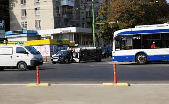 На Ботанике в результате ДТП перевернулся автомобиль, 30 Августа 2018 года