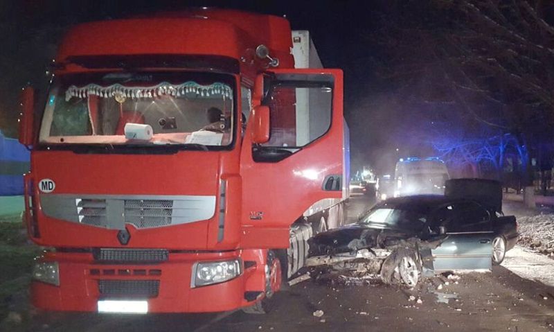 В Тирасполе водитель врезался в дерево и столкнулся с грузовиком