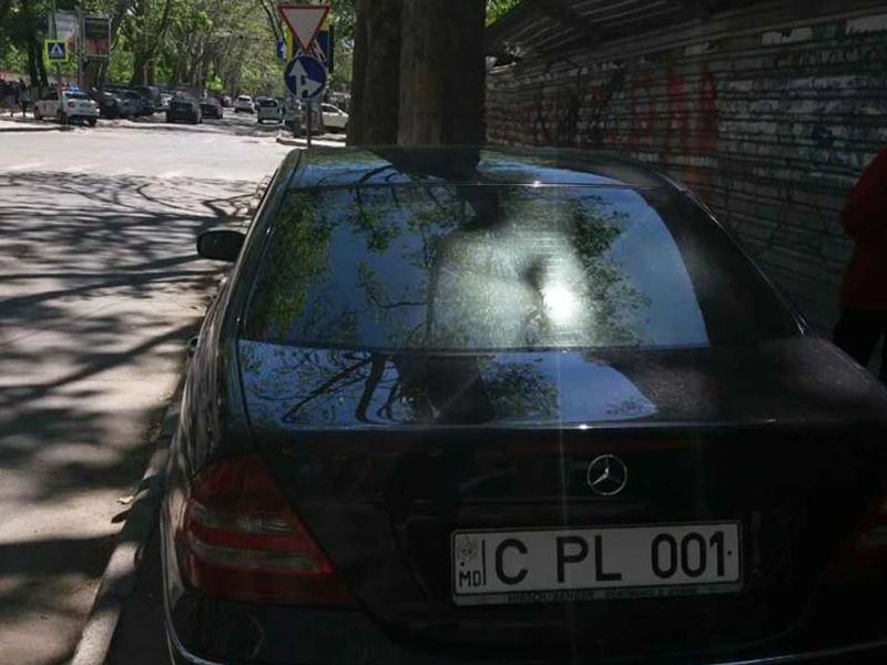 Михай Гимпу припарковал свой автомобиль на тротуаре