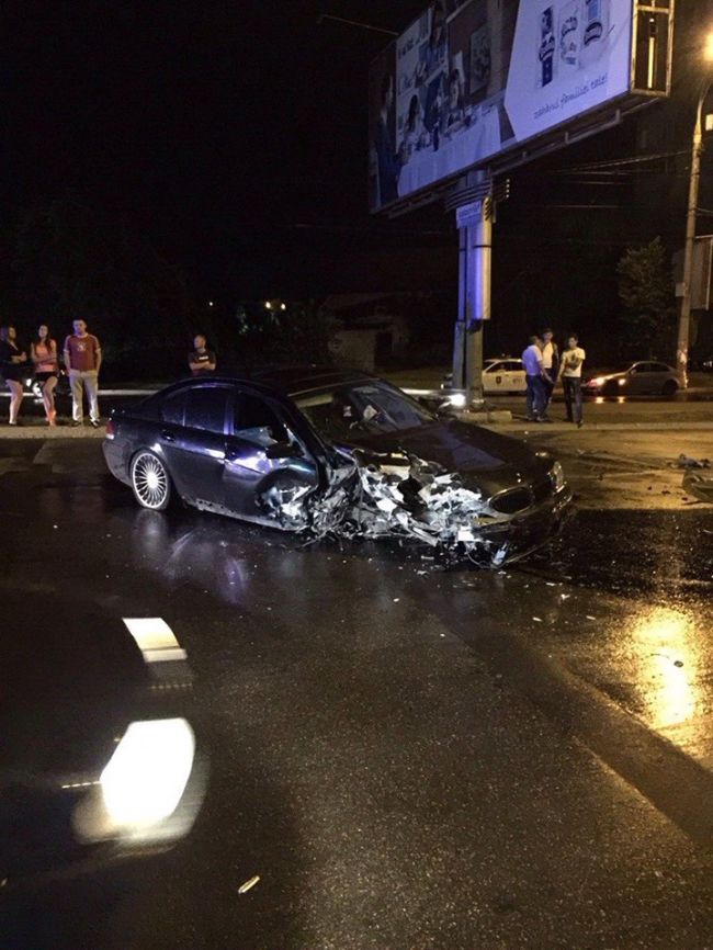На Виадуке BMW столкнулся с рекламным панно