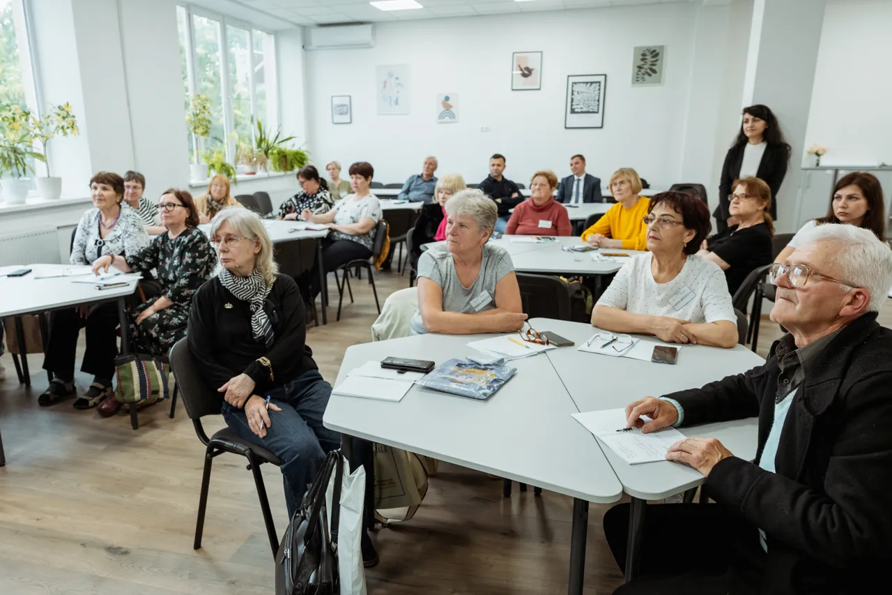 #БезНаличных: Пожилые люди «получают цифровое образование» в университете