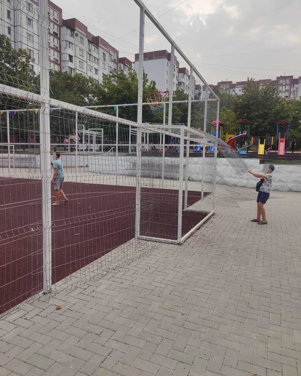 В Кишиневе на спортплощадке рухнуло недавно отремонтированное ограждение
