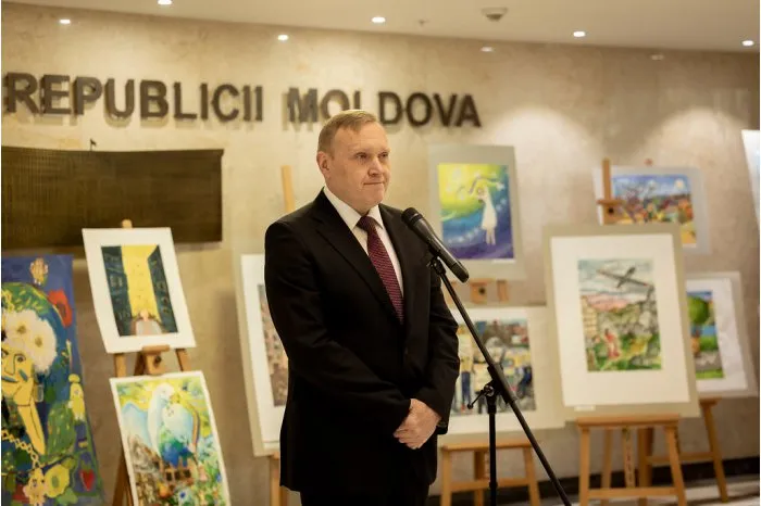 В парламенте Молдовы выставили рисунки детей в связи с годовщиной войны