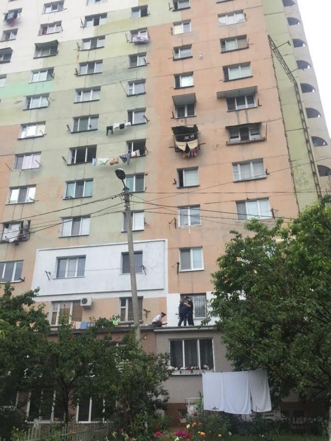 На Чеканах молодой человек сбросился с 16-этажного здания