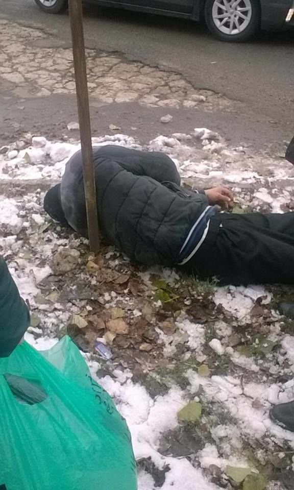 Мужчине, упавшему на одной из улиц столицы, потребовалась помощь врачей