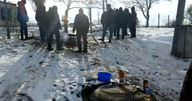 В Оргееве возле избирательного участка жарят шашлыки