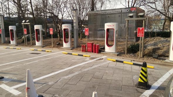 Tesla открыла в Пекине крупнейшую Supercharger-станцию мира