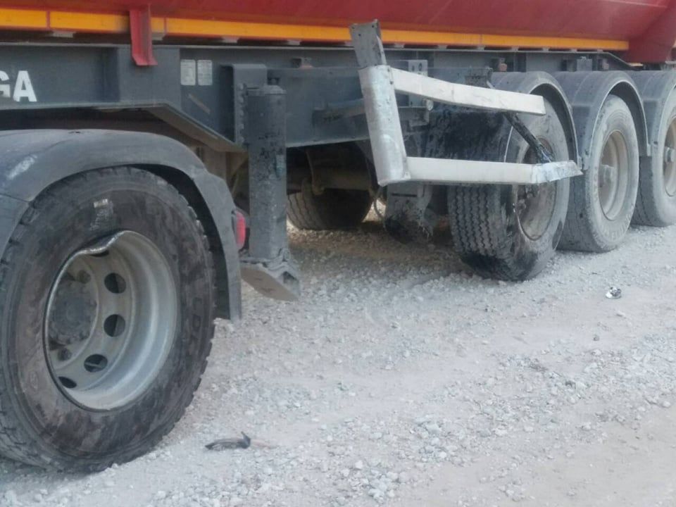 Водитель "дрифтанул" на внедорожнике по щебенке и врезался в грузовик