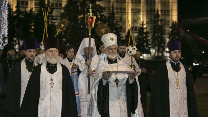 Тысячи верующих приняли участие в пасхальном богослужении
