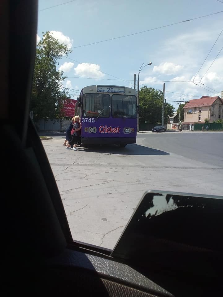 В столице пенсионеры толкали троллейбус, а молодежь наблюдала