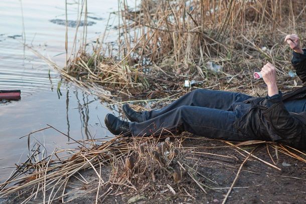 В Днепре байдарочник час толкал найденный труп к берегу