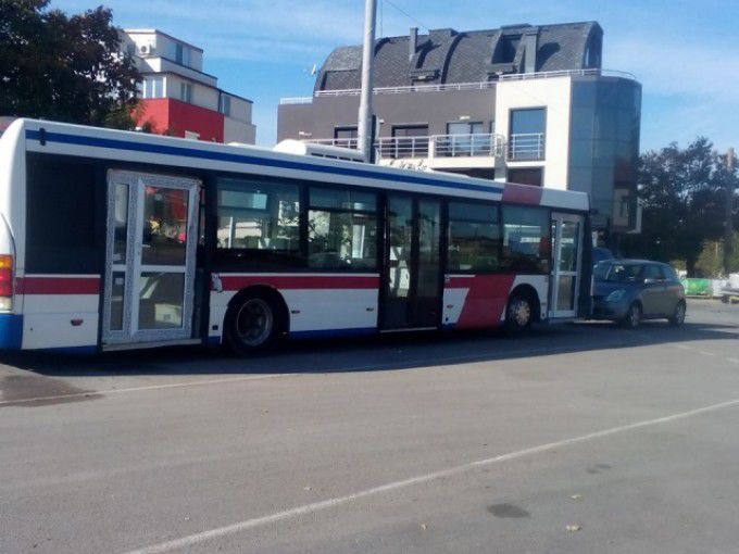 Viral pe internet: Autobuz cu uşi de termopan, surprins pe străzile din Bulgaria