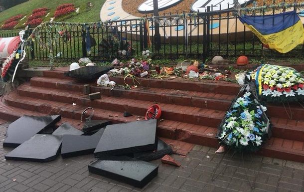 В Киеве вандал разгромил памятник Небесной сотне