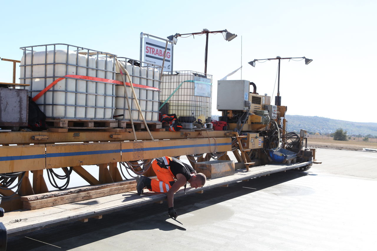 Finalizarea lucrărilor de betonare pe primul segment al pistei Aeroportului