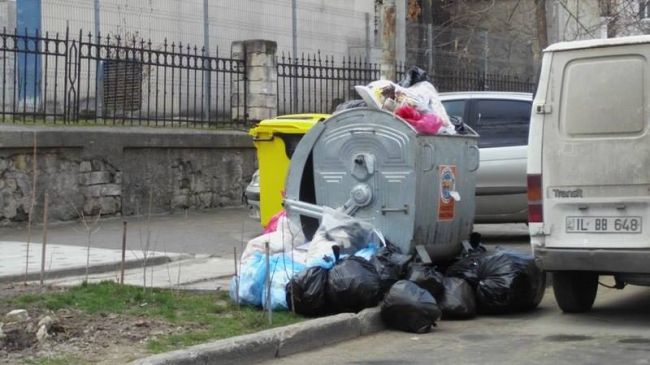 На некоторых улицах столицы уже два дня не вывозят мусор