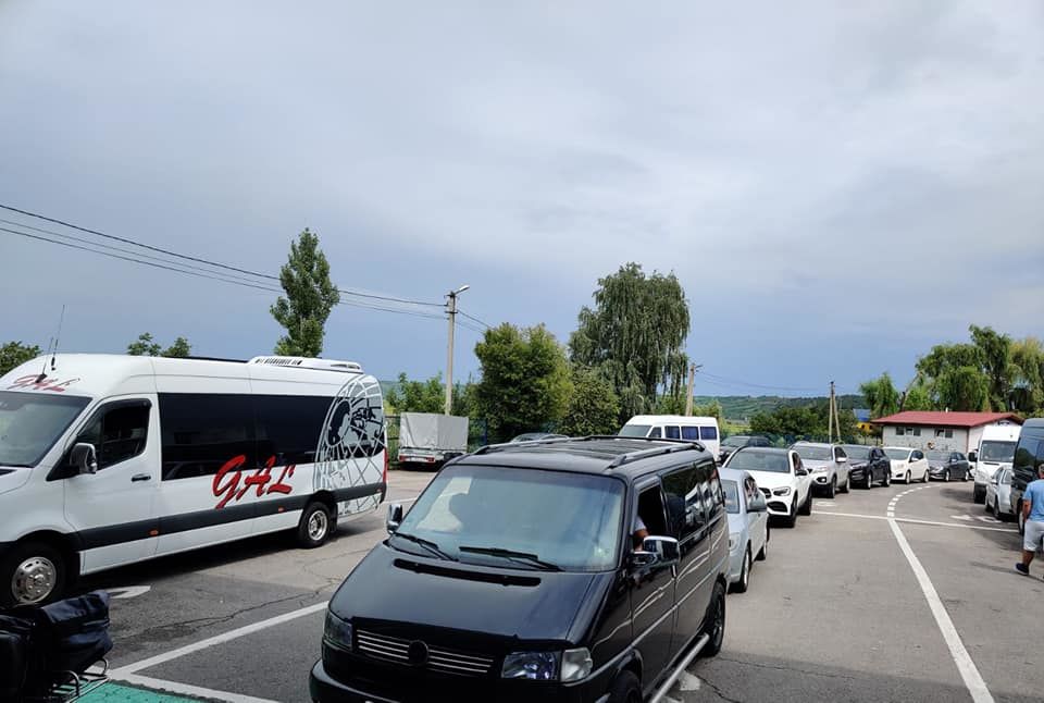 На КПП Леушены в обоих направлениях образовались очереди