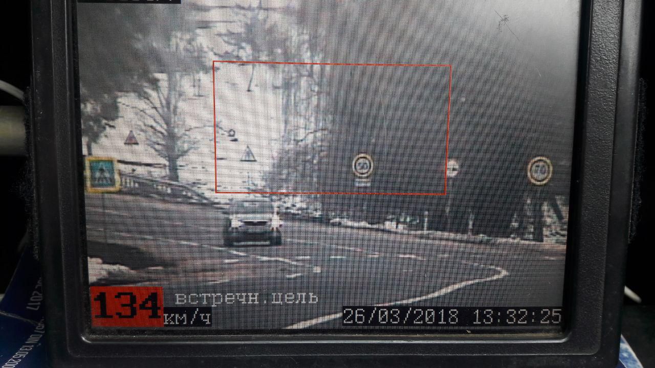 Vitezoman filmat de polițiști: Circula cu 134 km/h la trecerea de pietoni