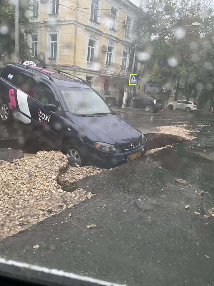 В столице машина службы такси попала в яму посреди дороги