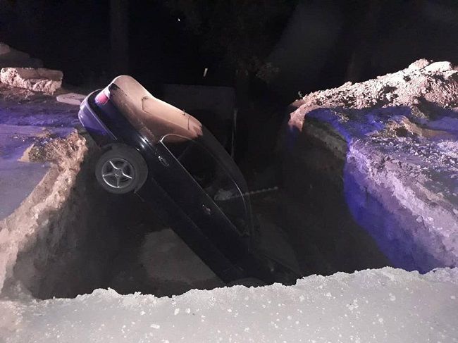 Водитель BMW проигнорировал дорожный знак и угодил в глубокую яму
