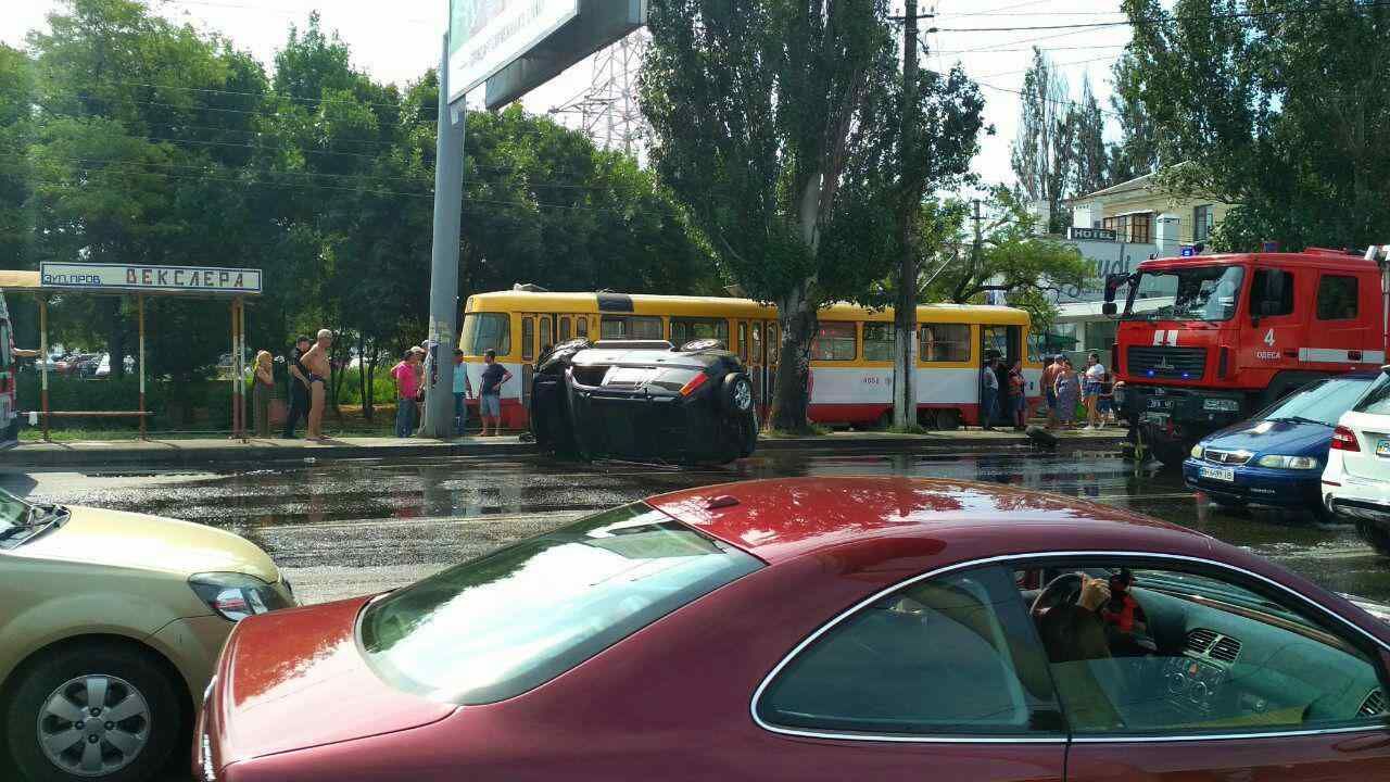 ДТП в Одессе с участием машины из Молдовы: один из автомобилей перевернулся